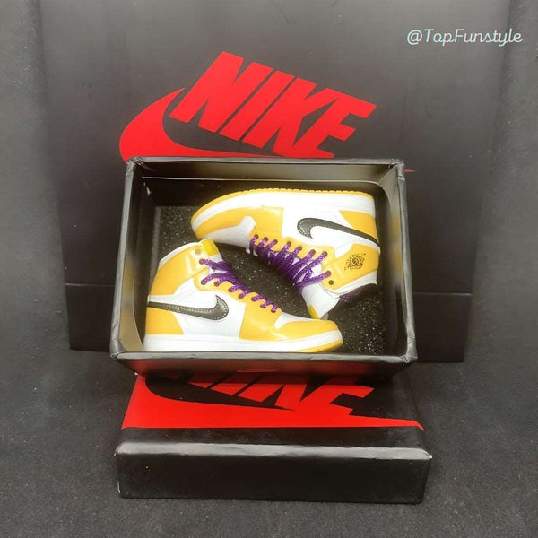 Réplique détaillée des Air Jordan 1 Lakers en miniature - parfaite pour collectionneurs Nike