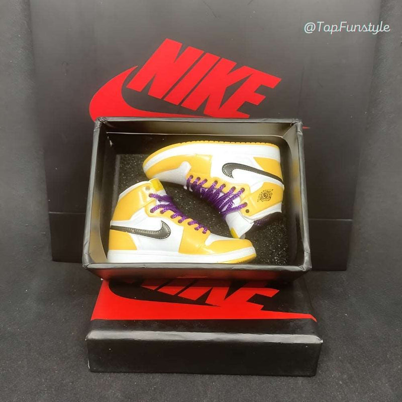 Réplique détaillée des Air Jordan 1 Lakers en miniature - parfaite pour collectionneurs Nike