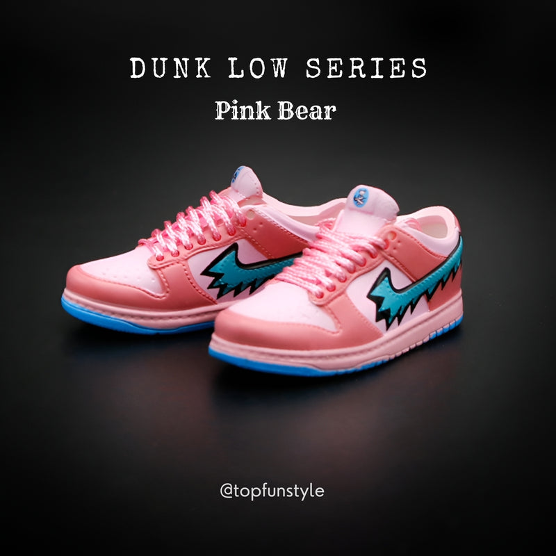 Mini Sneakers Nike Dunk Bear en rose - cadeau idéal pour fans de Air Jordan.