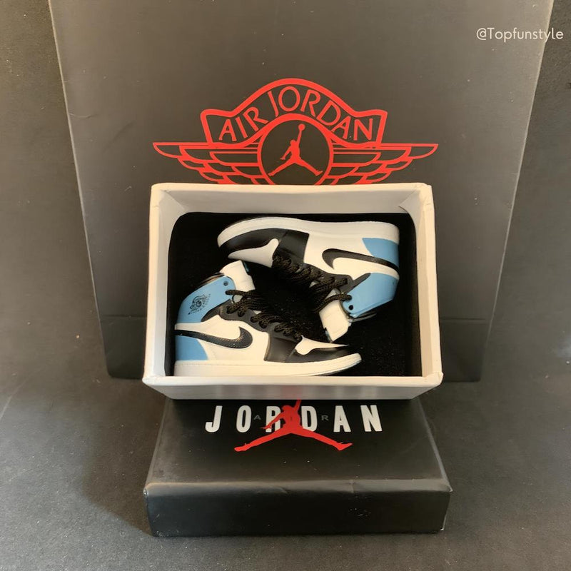 Miniature des célèbres sneakers Air Jordan Nike Obsidian - déco tendance pour amateurs de baskets