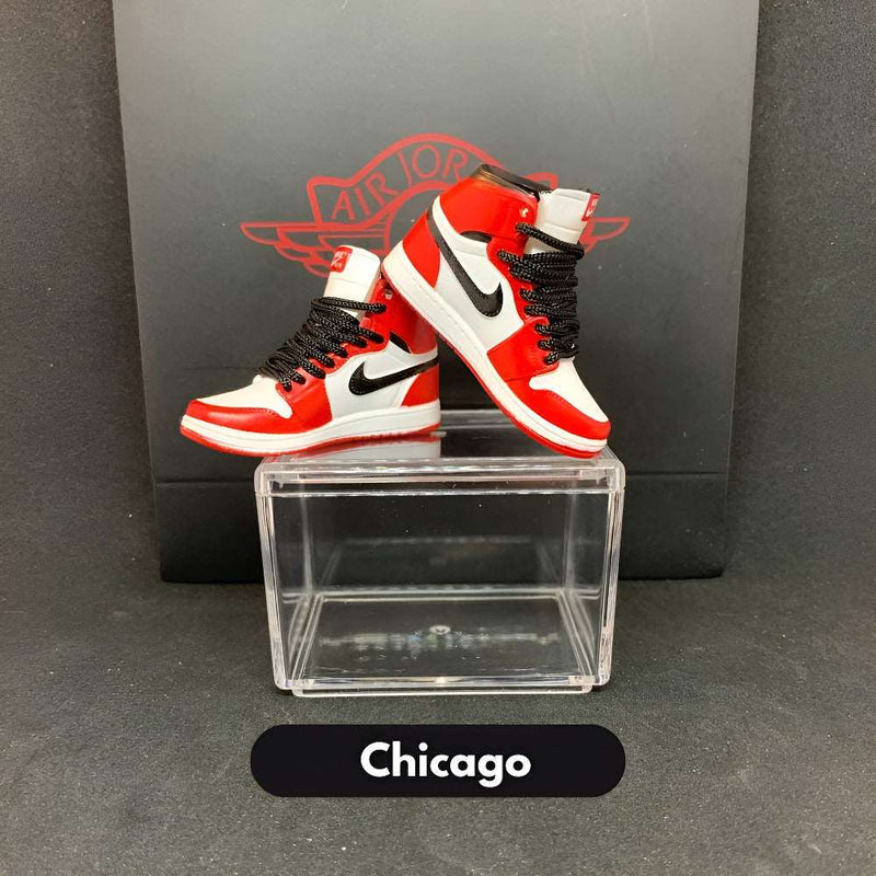 Réplique détaillée de mini Air Jordan 1 rouge et noir - idéal pour collectionneurs.