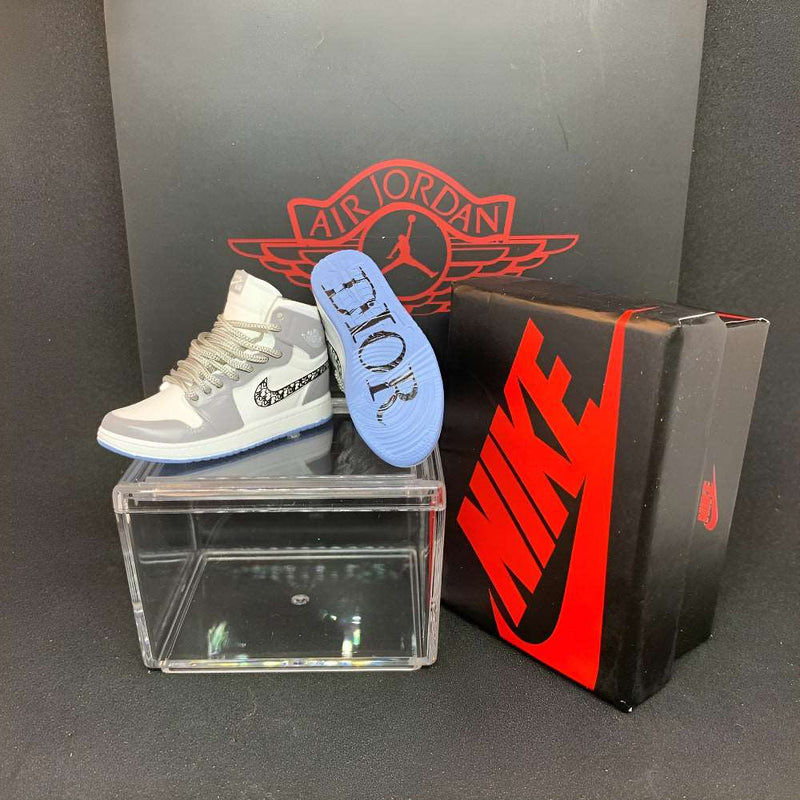 Réplique détaillée des Air Jordan Dior en miniature - élégance et style pour collectionneurs